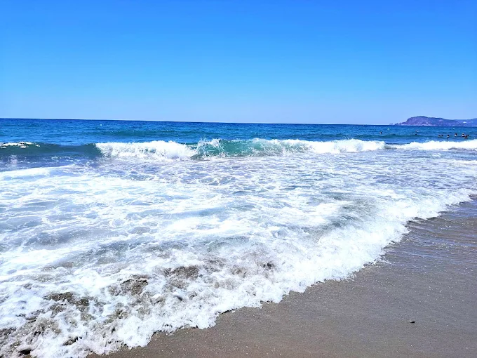 Alanya Mahmutlar sahilinde dalgalar ve mavi deniz – Lux Beach 63 plajı