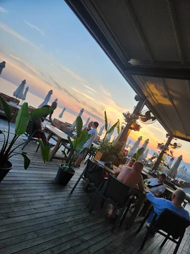 Alanya sahili akşam manzarası – Lux Beach 63 yakın çevresi