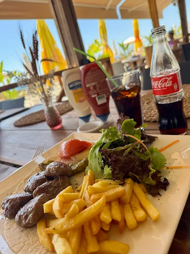 Alanya Lux Beach 63 restoran yemeği – köfte, patates kızartması ve Akdeniz manzarası